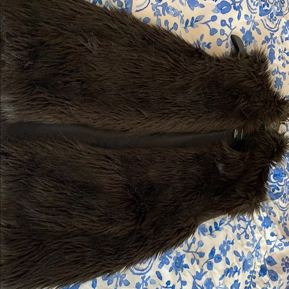 Shane Faux Fur Vest - Club Monaco - Picture 7 of 8